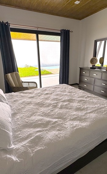 Schlafzimmer 1 - Doppelbett und bodentiefe Fenster für freien Blick in die Landschaft