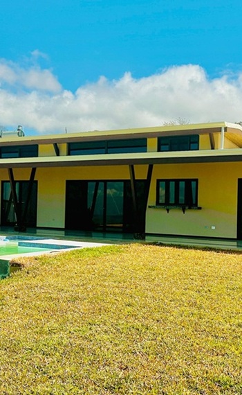 Rasenfläche rund um das Ferienhaus mit Pool