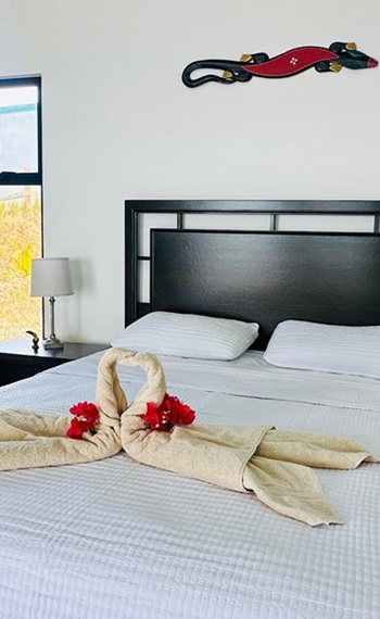 Schlafzimmer 2 - Doppelbett mit zwei küssenden Handtuchschwänen dekoriert