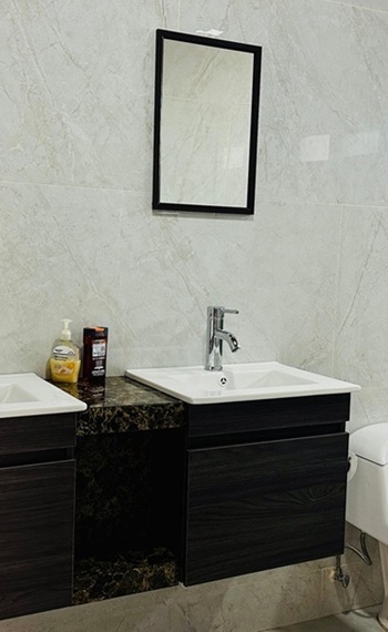 Zwei Waschbecken, eine Toilette und Dusche im Bad